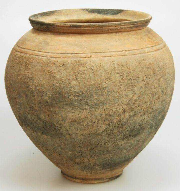 Romeinse kookpot (40-55 n.Chr.) van witbakkend aardewerk. Aankoeksels aan de binnenkant zijn gebruikt om het voedsel dat gekookt werd te achterhalen. Bron: Huis van Hilde, inventarisnummer: 1221-04.