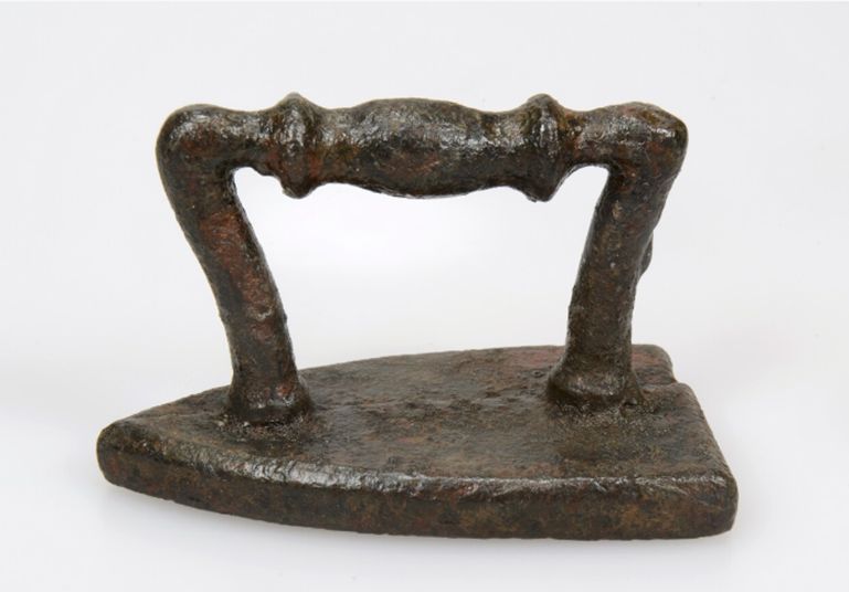 Metalen strijkijzer uit de 19e-20e eeuw.