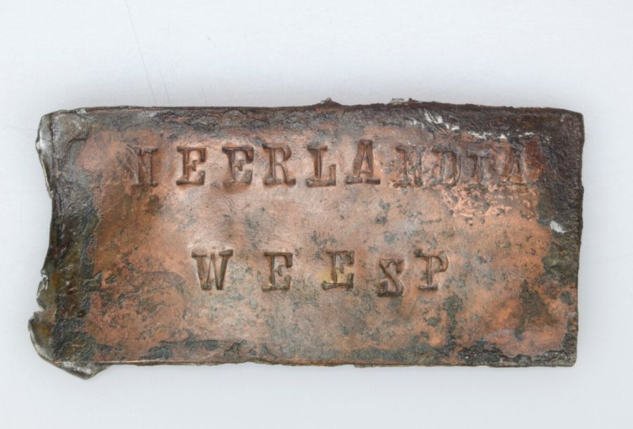 Rechthoekig naamplaatje, waarschijnlijk van een melkbus, uit de Zuivelfabriek Neerlandia Weesp (1898-1971).