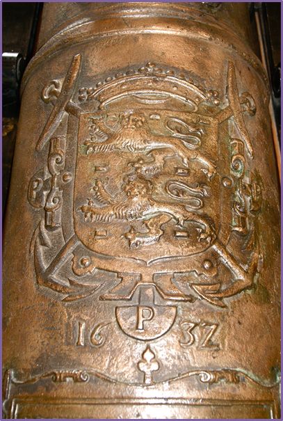 Bronzen kanon met West-Fries wapen.