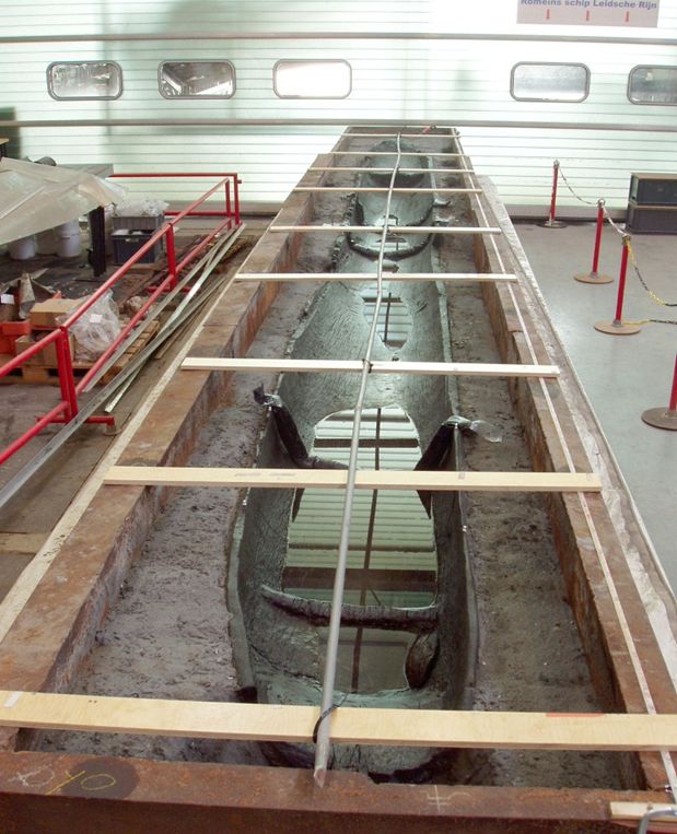 De kano van Uitgeest in een sproei-installatie, nog niet geheel uitgegraven.