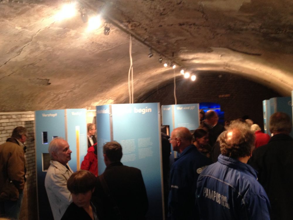 De eerste mensen mogen kijken naar de nieuwe tentoonstelling.