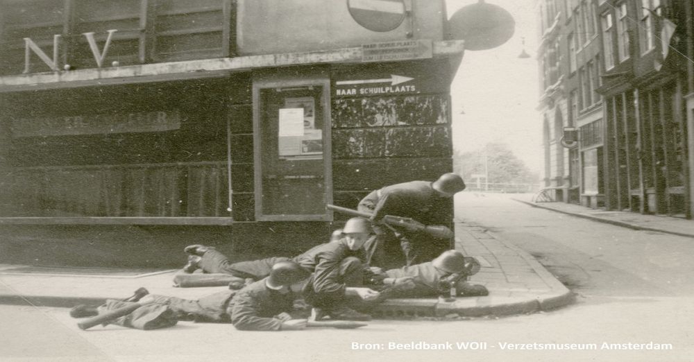 Binnenlandse Strijdkrachten in de Warmoesstraat, 7 mei 1945