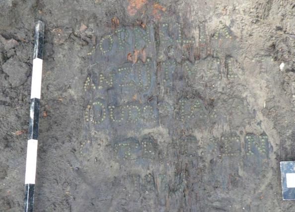 Deksel van een doodskist met opschrift van kopspijkers.