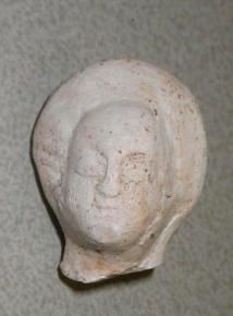 Kop van een beeldje van pijpaarde uit omstreeks 1450.