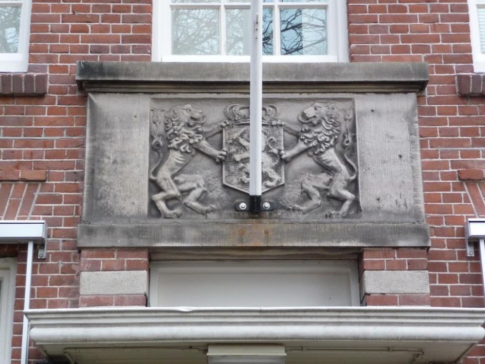 Gevelsteen boven entree.