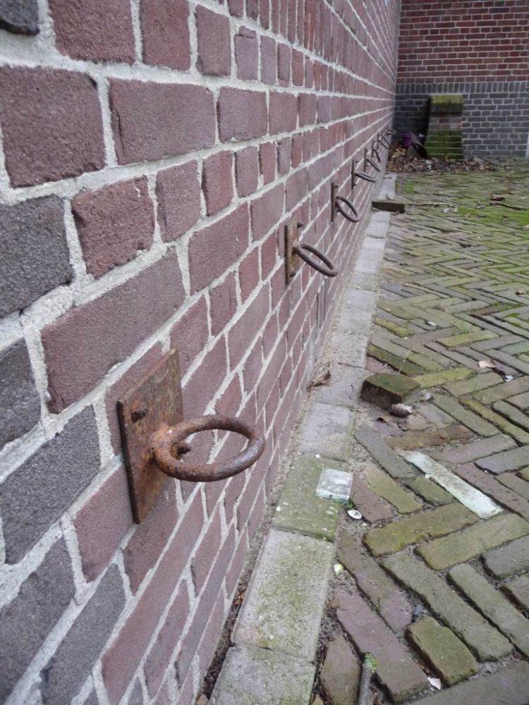 Ringen aan de gevel van het stalgebouw.