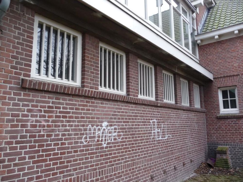 Tralies voor de ramen van het cellencomplex.