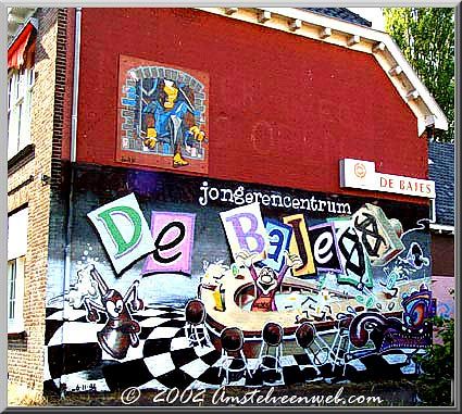 Graffiti op gevels van jongerencentrum De Bajes.