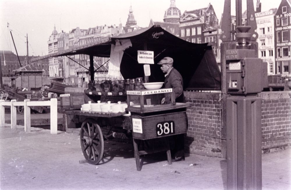 Haringkar op het Damrak, 1941.