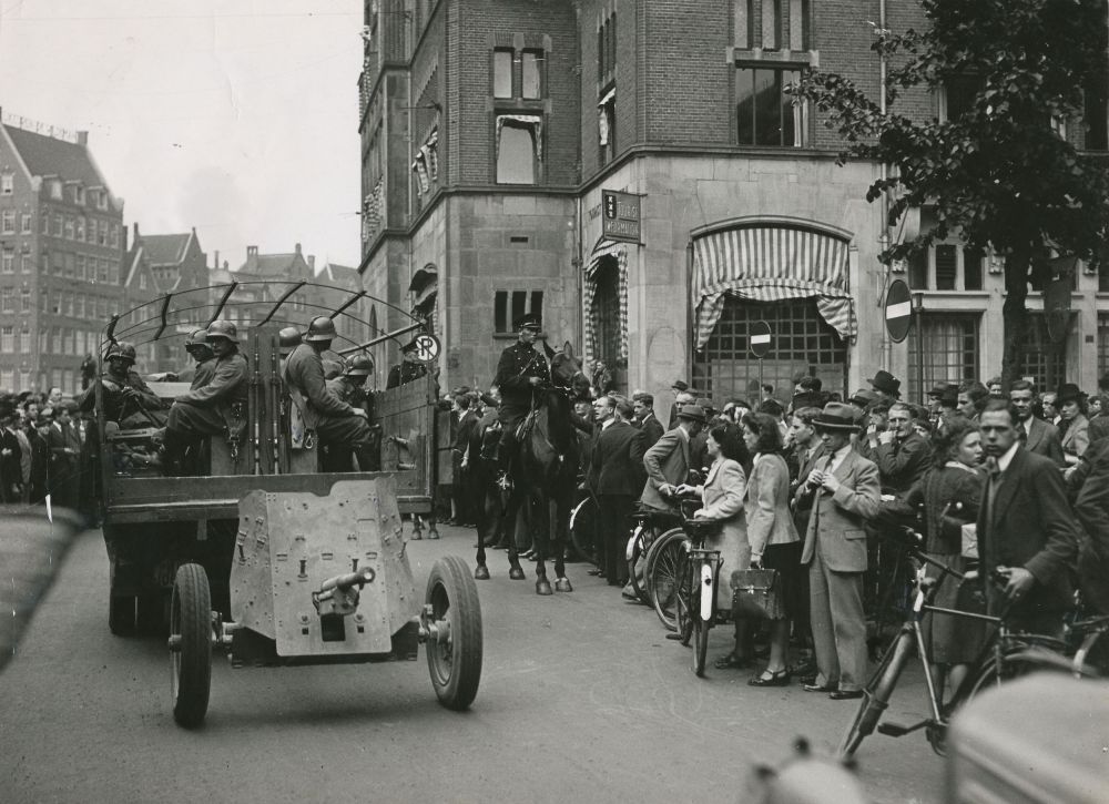 Parade van Duitse troepen op het Rokin in Amsterdam, 16 mei 1940.