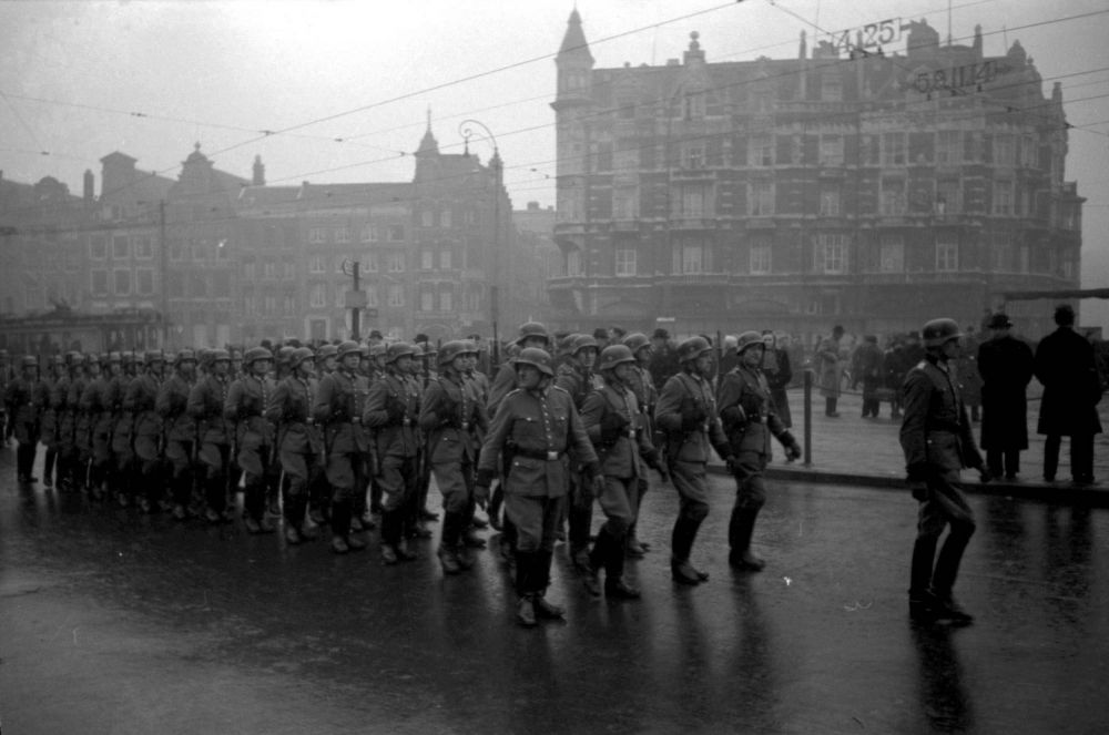 De Ordnungspolizei marcheert langs de Munt.