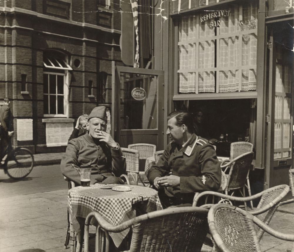 Het terras van de Rembrandtbar, zomer 1940.