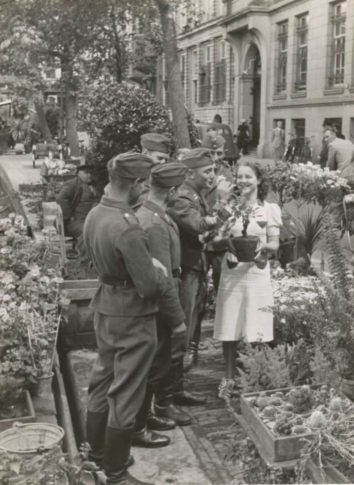 Duitse soldaten op de Bloemenmarkt aan het Singel, 28 juni 1940.