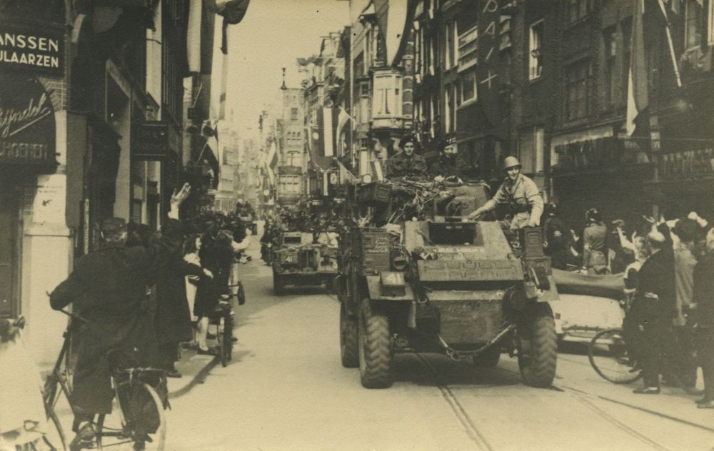 Tanks van de Britse 49th Division in de Leidsestraat, 7 mei 1945.