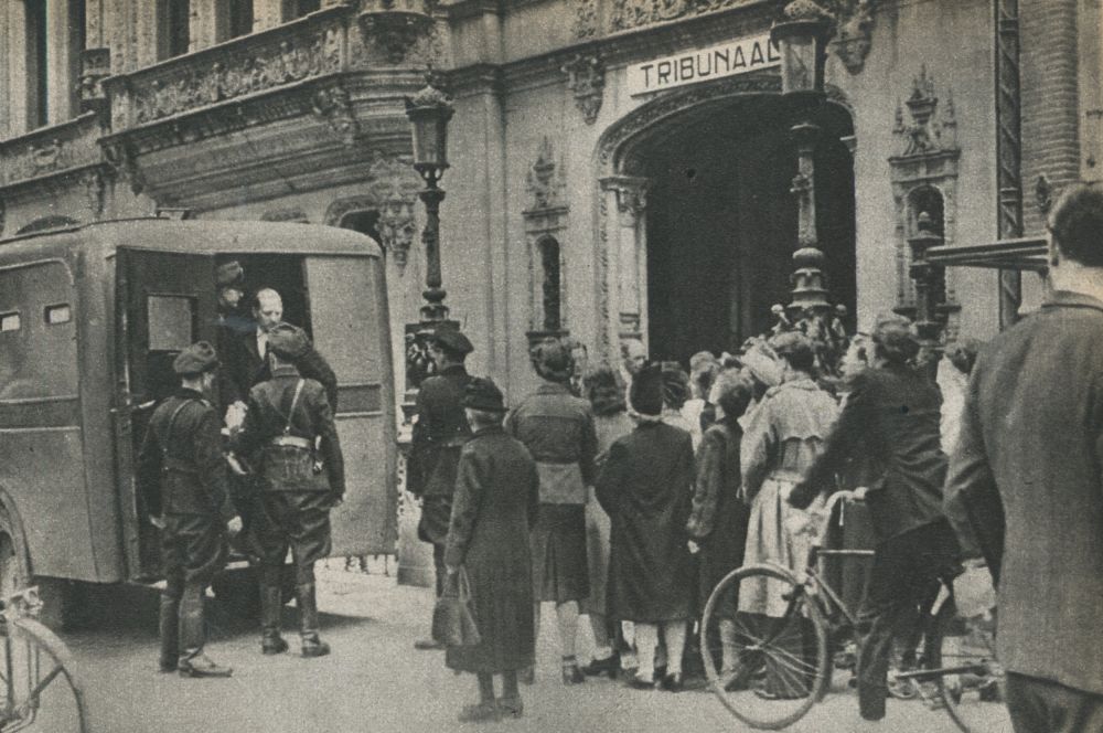 Een arrestant wordt afgeleverd bij het 'Tribunaal van Amsterdam' op Herengracht 380.