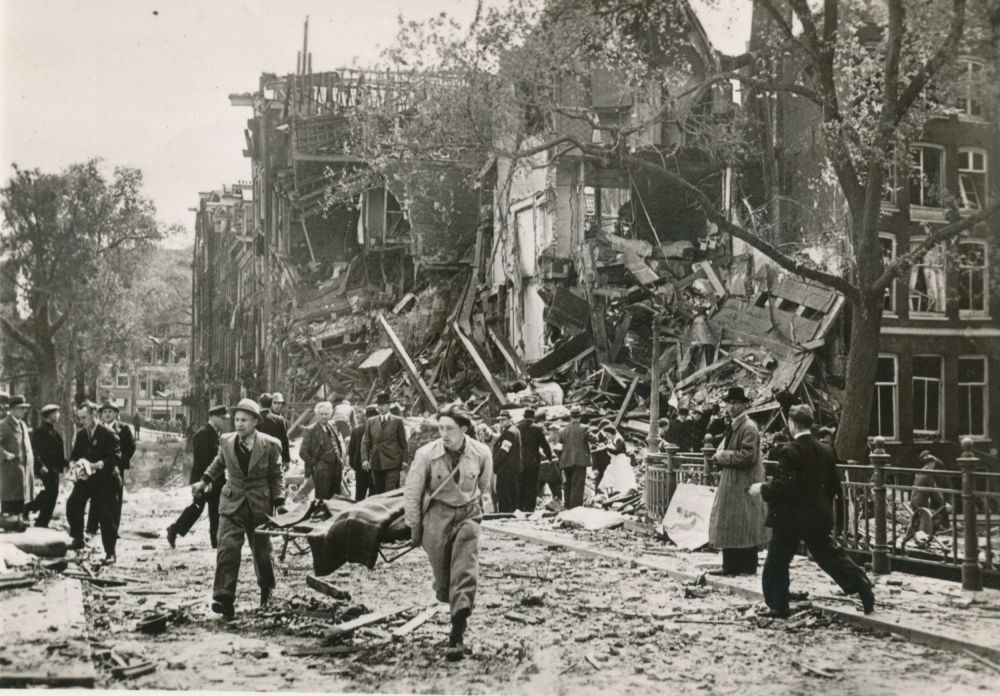 Door Duitse bommen getroffen huizen aan de Blauwburgwal, 11 mei 1940.