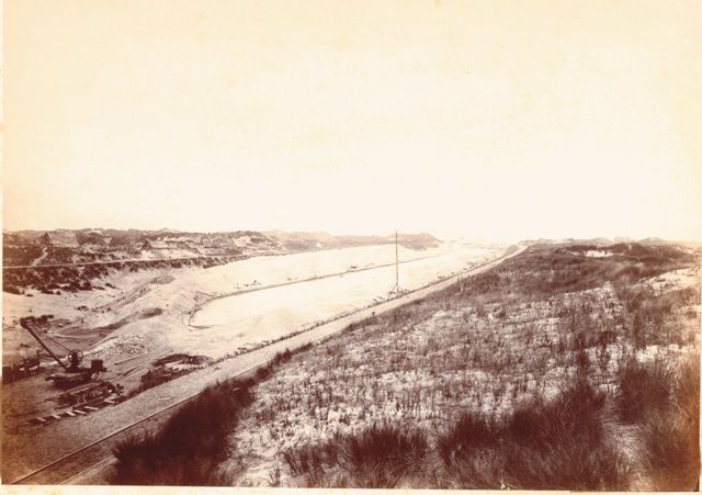 De doorgraving van de duinen bij IJmuiden tbv de aanleg van het Noordzeekanaal, ca 1871.