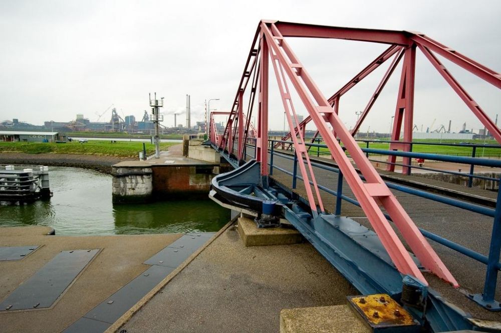 De hoogovens en sluizen in IJmuiden