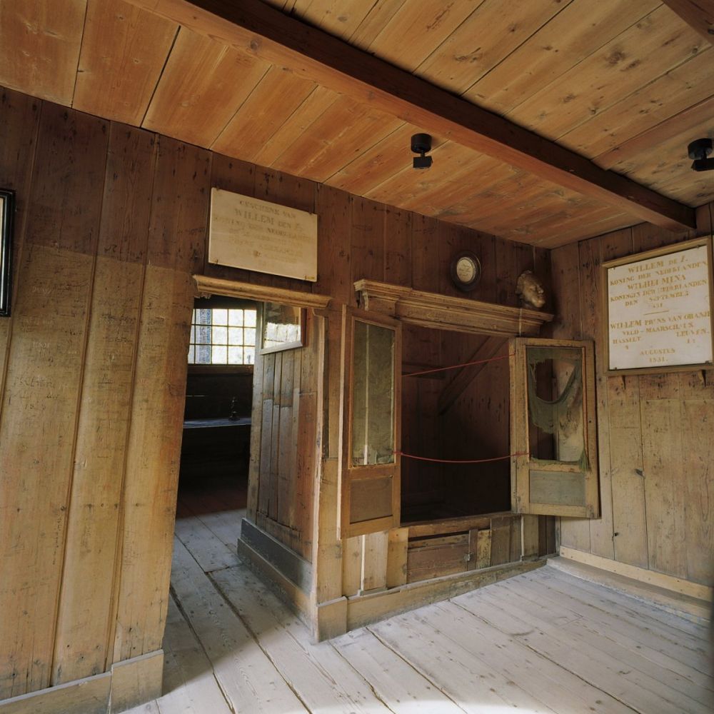 Het interieur van het Czaar Peterhuisje met de bedstee.