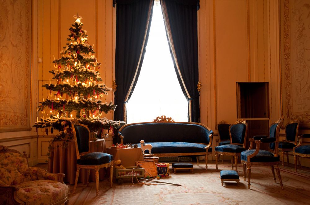 De balzaal van museum Willet-Holthuysen in kerstsfeer