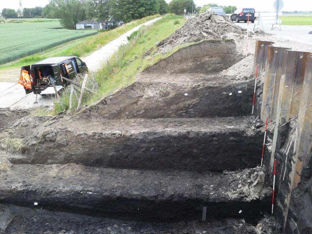 De doorsnede van de Westfriesedijk onderin is de pollenbak te zien. Beeld: Vestigia.