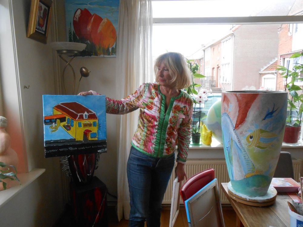 Marianne Rebel met één van de 170 door kinderen gemaakte kunstwerken.