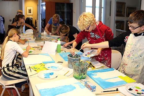 Kinderen maken kunst.