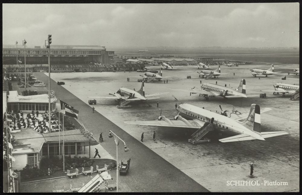 KLM-vliegtuigen op het platform, jaren vijftig/zestig.