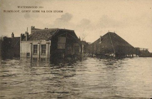 De gereformeerde kerk van Buiksloot, met de voeten in het water.