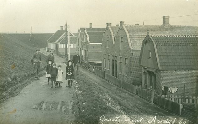 'Groeten uit Andijk', prentbriefkaart, voor 1916.