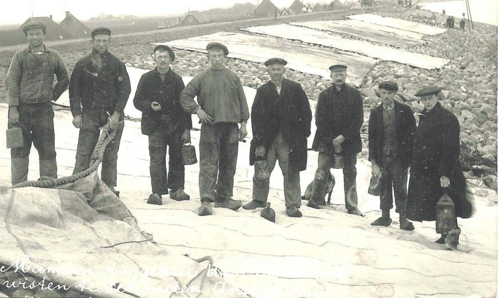 Andijk, 'Mannen die geheel West-Friesland wisten te behouden', prentbriefkaart,1916.