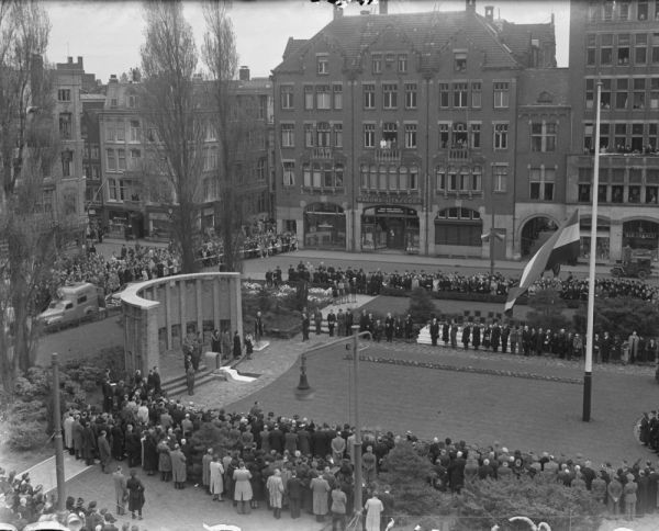 1950: Urnbijzetting in het tijdelijke nationale monument op de Dam, Amsterdam.