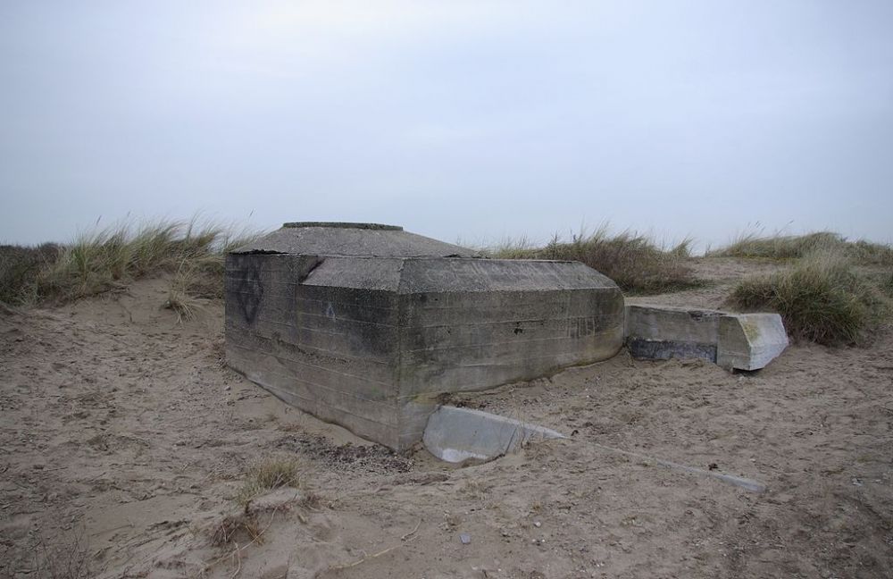 Een bunker in de duinen bij IJmuiden.