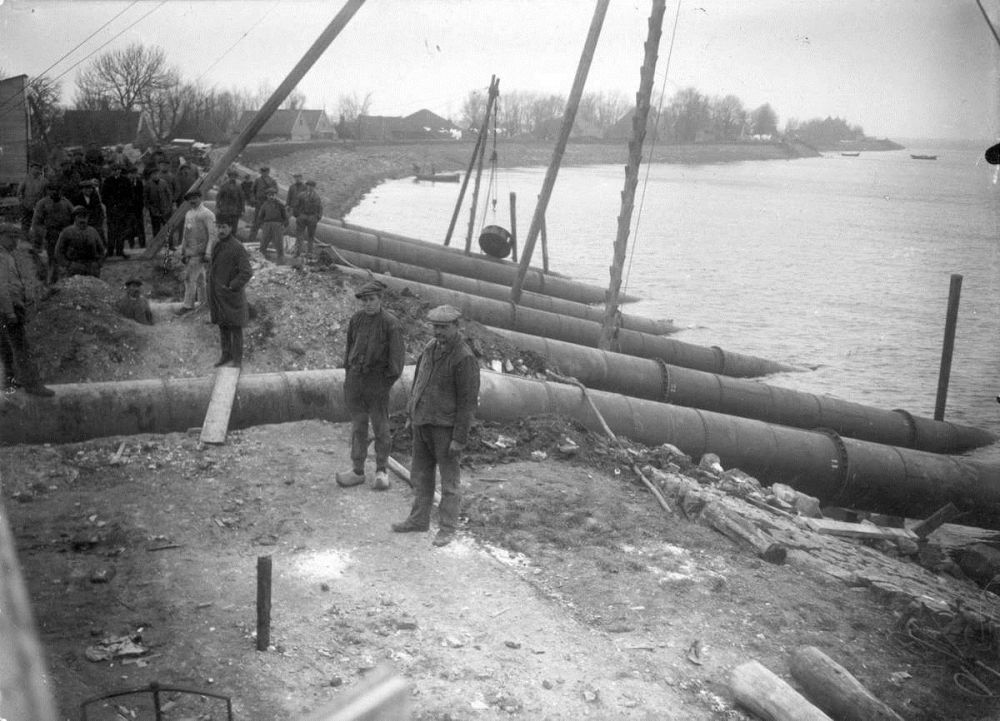 Buizen van het noodgemaal aan de zeezijde bij Uitdam, tijdens de watersnood in 1916. Nederland, Uitdam (Noord-Holland), 1916.