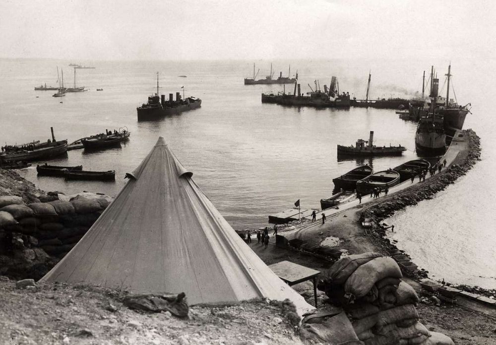 1 Aprilgrappen: In het tijdschrift Het Leven stond rond 1 april 1916 een valse publicatie over voorgenomen droogmaking der Zuiderzee door verdamping. Hier een zogenaamde installatie daartoe bij Schokland. In werkelijkheid is dit heel ergens anders.