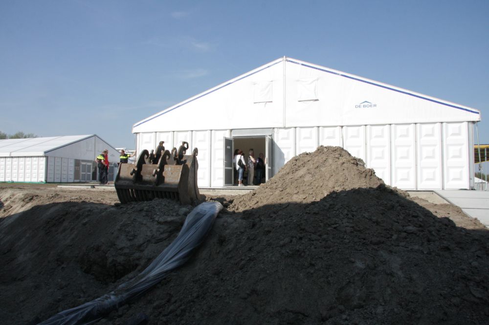 Voor de komst van de vluchtelingen is er een open huis. Enige honderden nieuwsgierige Vijfhuizenaren komen daarop af.