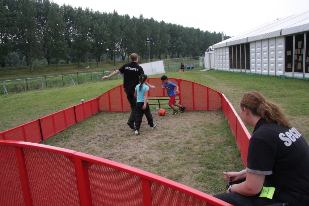 Af en toe is er even gelegenheid om een balletje te trappen, zelfs voor de beveiliging.