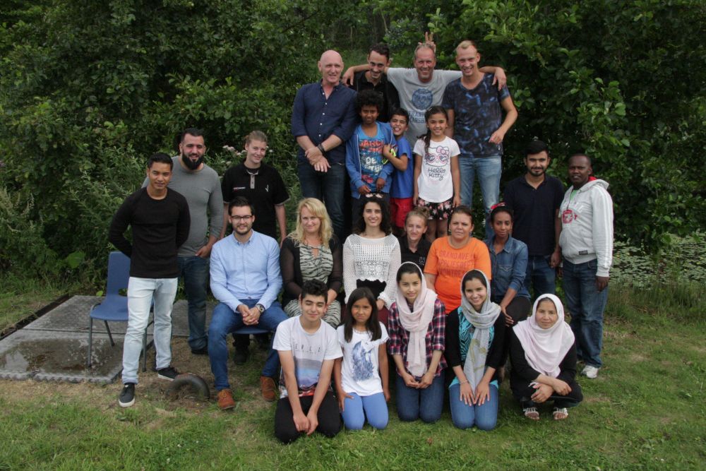 Vlak voor sluiting van de opvang: nog even een 'statiefoto' van het COA-personeel en de laatste vluchtelingen.