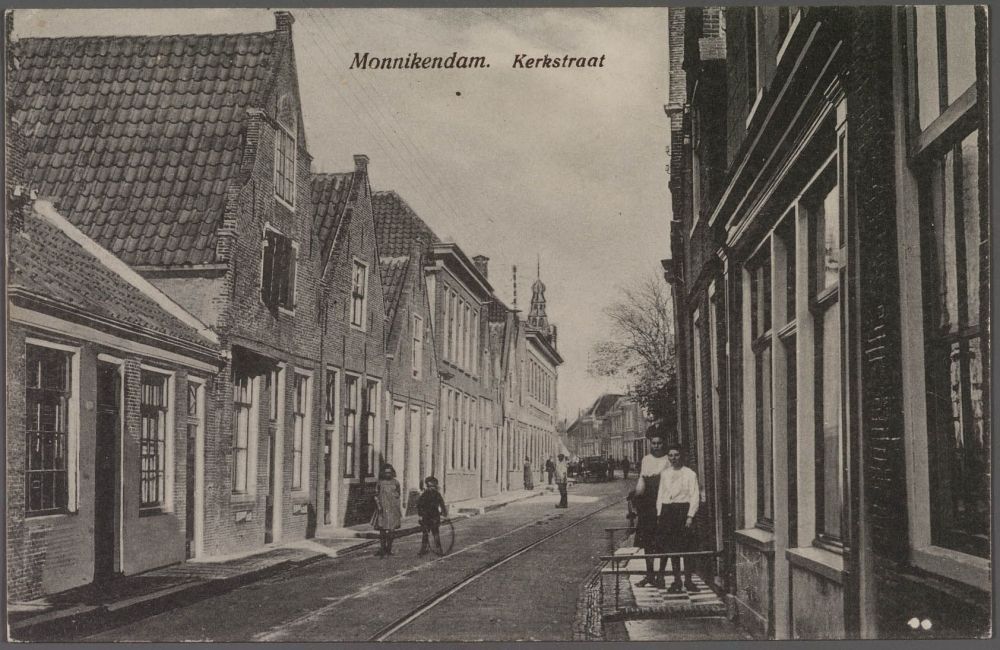 De Kerkstraat in Monnickendam in 1945.