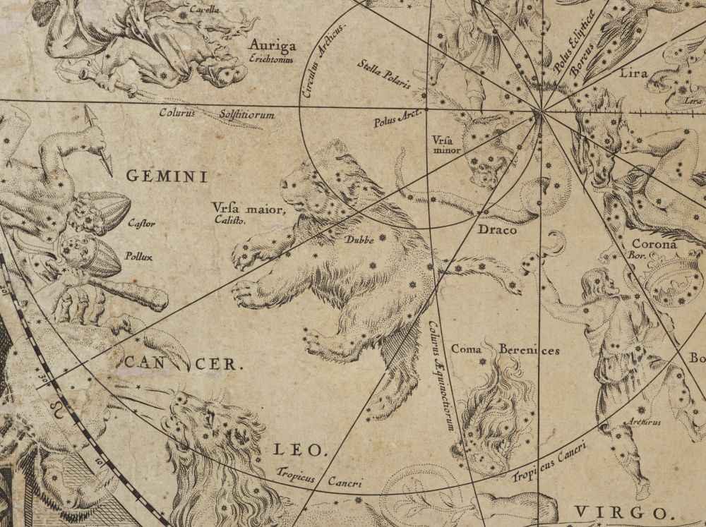 Naast werelddelen, oceanen en eilanden bevat de kaart ook een sterrenhemel.