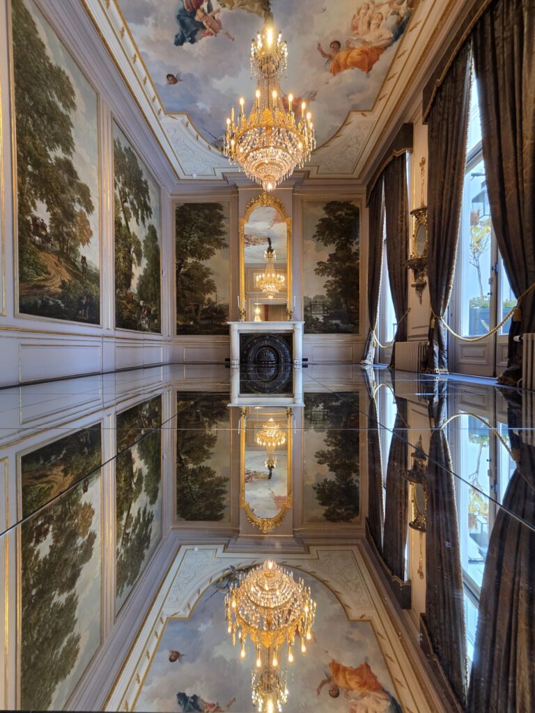 Spiegelvloer in het Grachtenmuseum