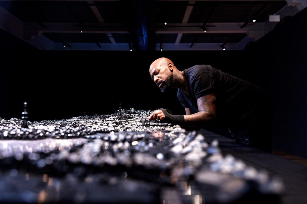 Nu te zien in Wereldmuseum: Afrofuturistisch LEGO®-kunstwerk