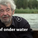 Maarten van Rossem vaart over het botterkerkhof van Spakenburg