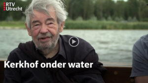 Maarten van Rossem vaart over het botterkerkhof van Spakenburg