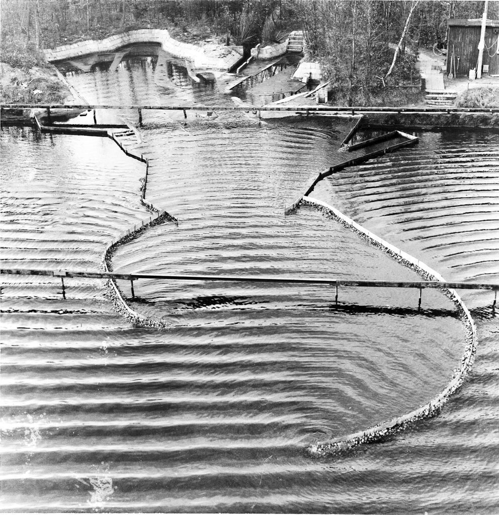 Groot onderhoud aan schaalmodel haven IJmuiden in Waterloopbos