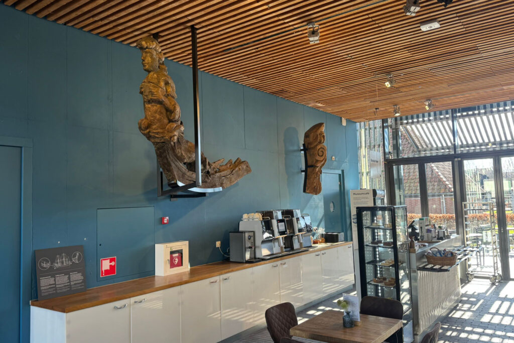 Grote houten scheepsonderdelen in entreehal Museum Kaap Skil
