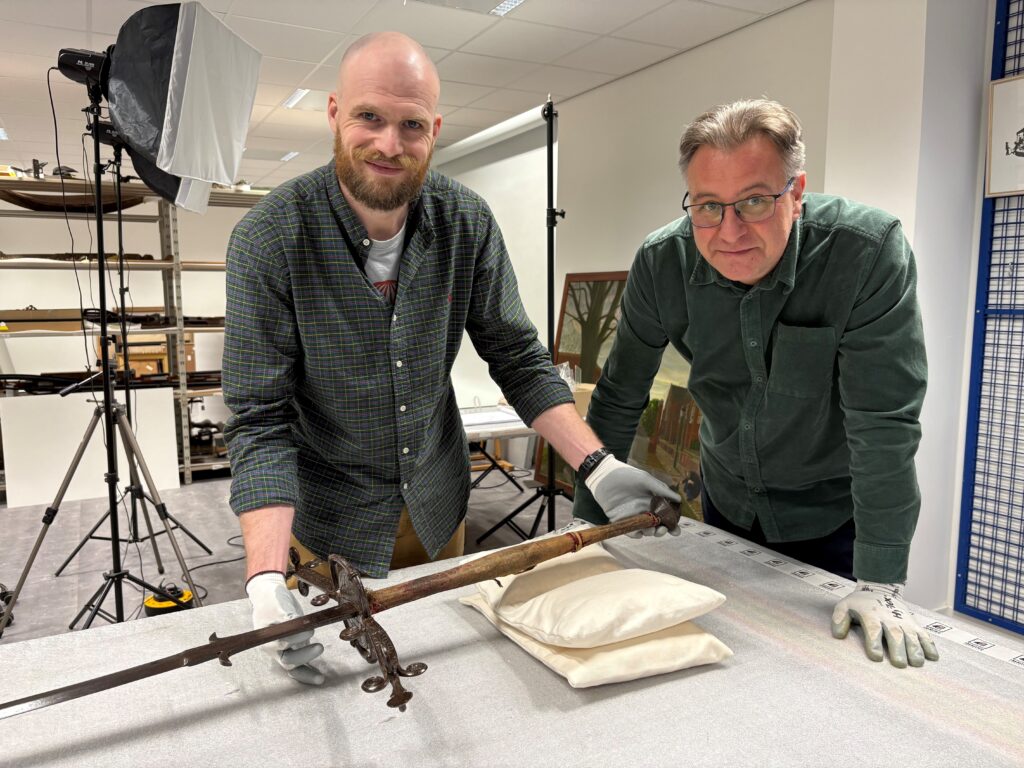 Onderzoek naar zeldzame slagzwaarden Westfries Museum