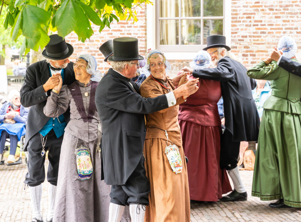 Optreden Spierdijker Dansers bij het Huis van Oud