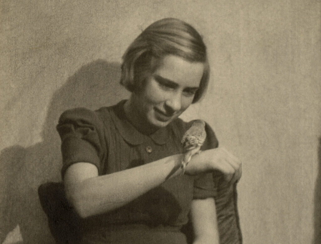 Minitentoonstelling ter ere van Eva Geiringer (1929-2026) in het Verzetsmuseum